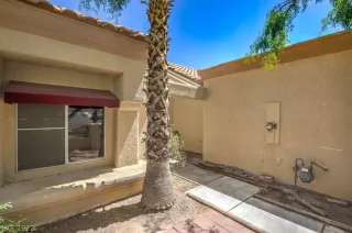 Photo #4: 2404697 Listing