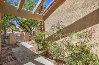 Photo #5: 2404697 Listing