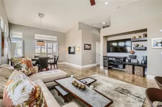 Photo #1: 2404782 Listing