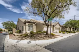 Photo #5: 2404782 Listing