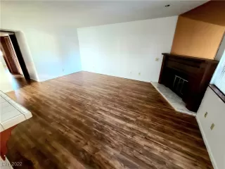 Photo #5: 2404806 Listing 