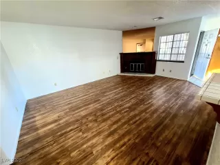 Photo #6: 2404806 Listing 