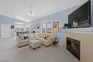 Photo #5: 2404832 Listing