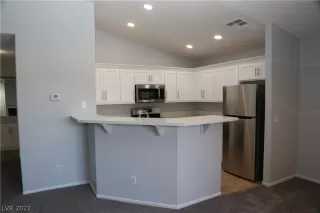 Photo #5: 2404859 Listing