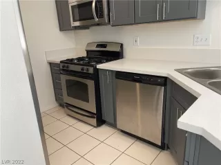 Photo #5: 2404925 Listing 