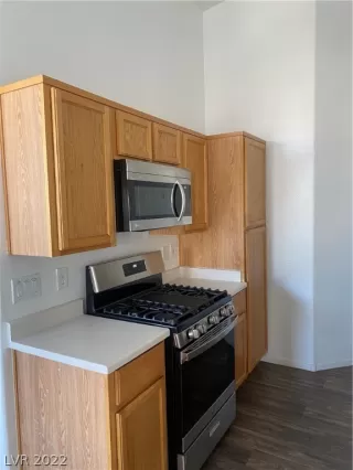 Photo #5: 2404929 Listing