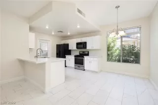 Photo #4: 2404931 Listing 