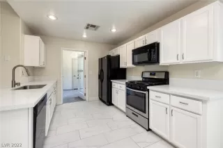 Photo #5: 2404931 Listing 