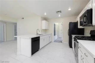 Photo #6: 2404931 Listing 