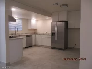 Photo #4: 2404943 Listing 