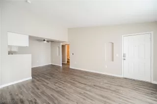 Photo #2: 2404981 Listing