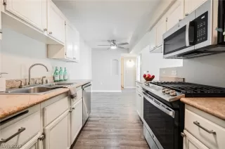 Photo #5: 2404981 Listing