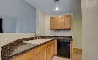 Photo #4: 2404983 Listing