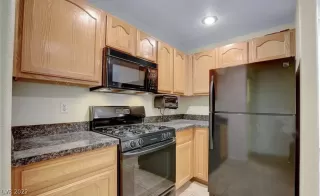 Photo #5: 2404983 Listing