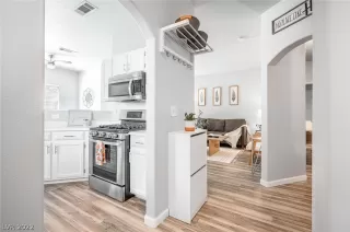 Photo #2: 2405006 Listing