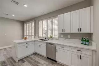 Photo #4: 2405042 Listing