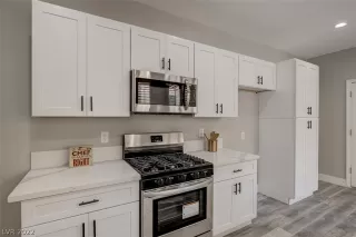 Photo #5: 2405042 Listing