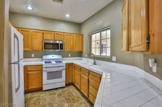 Photo #3: 2405066 Listing