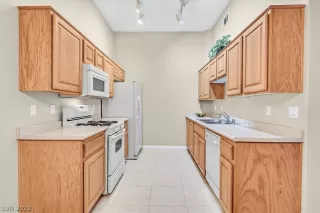 Photo #4: 2405072 Listing