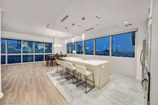 Photo #3: 2405087 Listing