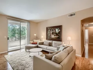 Photo #4: 2405091 Listing