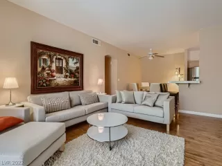 Photo #5: 2405091 Listing