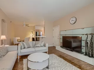 Photo #6: 2405091 Listing