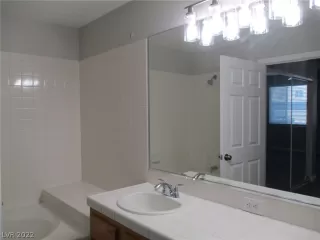 Photo #6: 2405100 Listing 