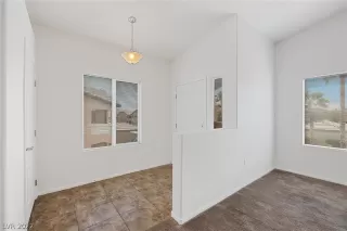 Photo #6: 2405123 Listing