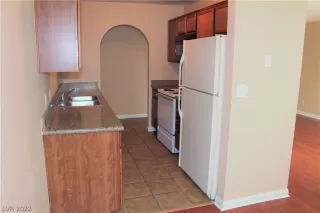 Photo #6: 2405142 Listing