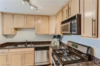 Photo #2: 2405182 Listing