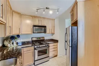 Photo #3: 2405182 Listing