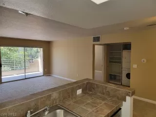 Photo #5: 2405219 Listing