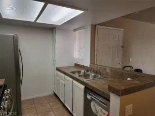 Photo #6: 2405219 Listing