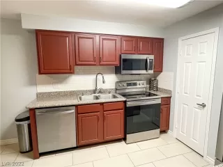 Photo #3: 2405242 Listing