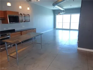 Photo #4: 2405316 Listing 