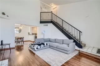 Photo #5: 2405413 Listing