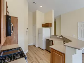 Photo #4: 2405419 Listing