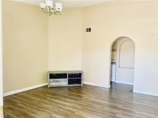 Photo #6: 2405440 Listing