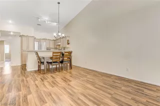 Photo #4: 2405467 Listing