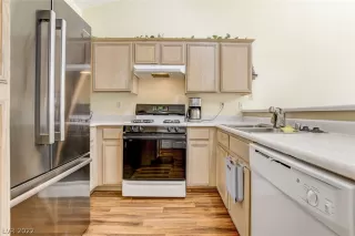 Photo #5: 2405467 Listing