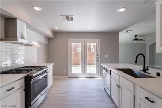 Photo #6: 2405485 Listing 