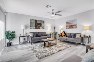 Photo #4: 2405515 Listing 