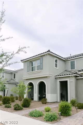 Photo #2: 2405537 Listing