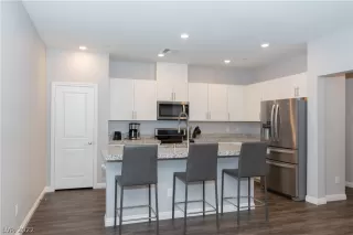 Photo #6: 2405537 Listing