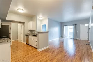 Photo #4: 2405545 Listing