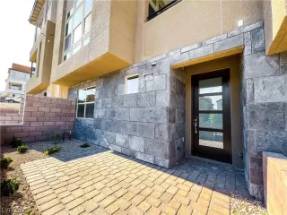 Photo #4: 2405577 Listing 