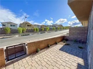 Photo #5: 2405577 Listing 