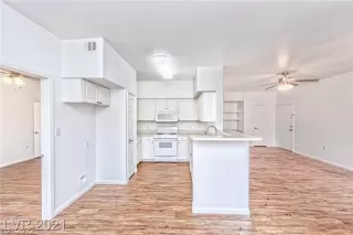 Photo #5: 2405587 Listing