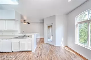 Photo #6: 2405587 Listing